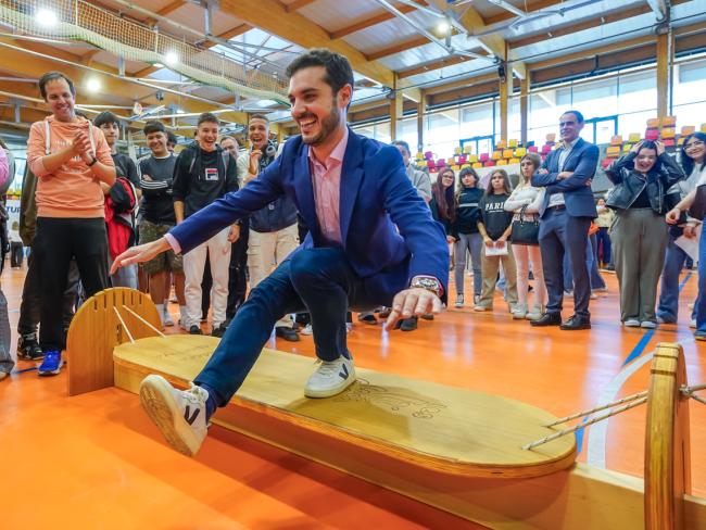 El alcalde, Alejandro Navarro Prieto, ha visitado en la V Feria de las Profesiones del Henares los stands de los institutos torrejoneros León Felipe, Isaac Peral y Valle Inclán