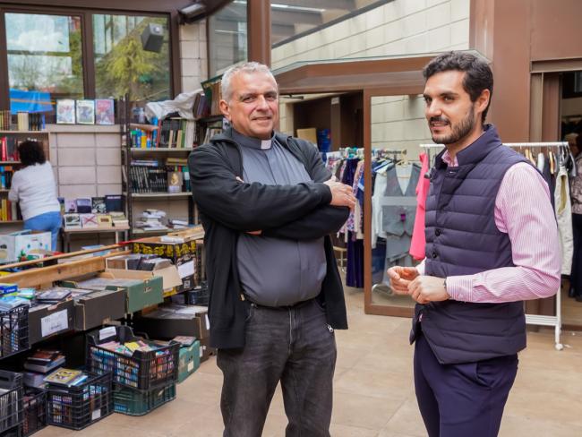 El alcalde, Alejandro Navarro, y el sacerdote torrejonero, Ángel Román Idígoras, nuevo obispo de Albacete