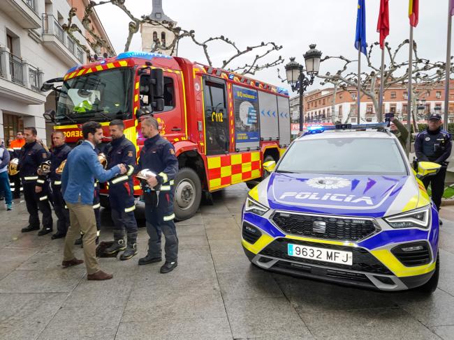 El alcalde, Alejandro Navarro, mostrando sus condolencias a los bomberos