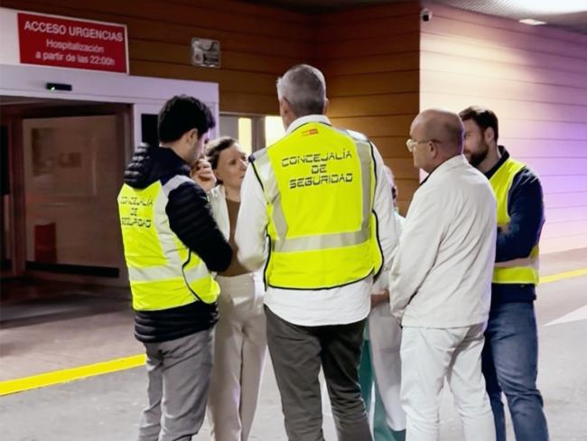 El alcalde, Alejandro Navarro Prieto, en el acceso de Urgencias del Hospital Universitario de Torrejón, junto a varios concejales, a última hora de la tarde de ayer