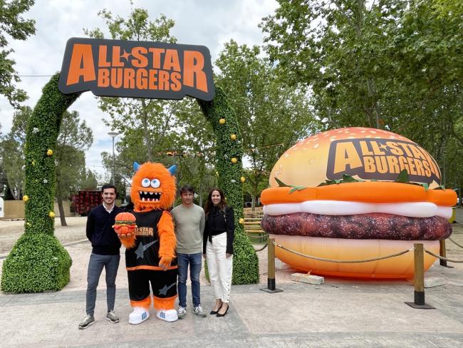 El alcalde, Alejandro Navarro Prieto, y la concejala de Festejos, María Eugenia Gil, con el promotor de All Star Burgers y la mascota del evento