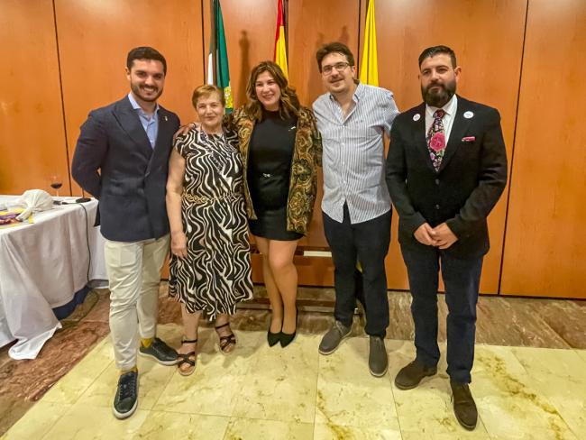 El alcalde, Alejandro Navarro, y el presidente del Círculo Extremeño, Jesús Esperalta con Eva Carrasco, Bellota de Oro, y Ramona Palomares y Juan Carlos Perea, bellotas de plata