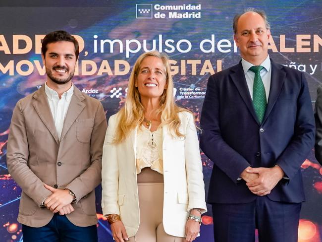El alcalde, Alejandro Navarro Prieto, junto a los consejeros de la Comunidad de Madrid de Economía, Hacienda y Empleo, Rocío Albert, y de Digitalización, Miguel Lopez-Valverde