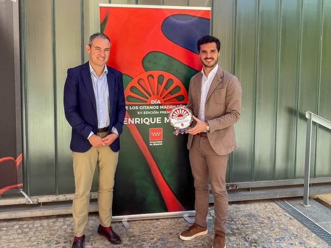 El alcalde, Alejandro Navarro, y el concejal de Educación, Bienestar e Inmigración, Rubén Martínez, con el premio recibido
