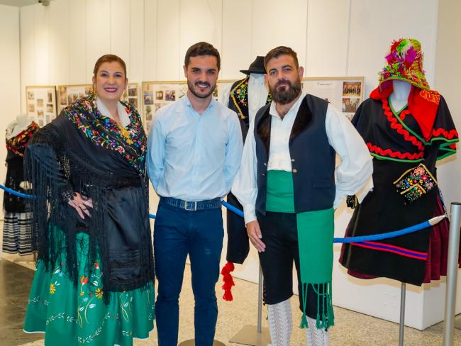 De izquierda a derecha: Eva Carrasco, vicepresidenta del Círculo Extremeño, Alejandro Navarro, alcalde de Torrejón de Ardoz y Jesús Esperalta, presidente del Círculo Extremeño en la exposición