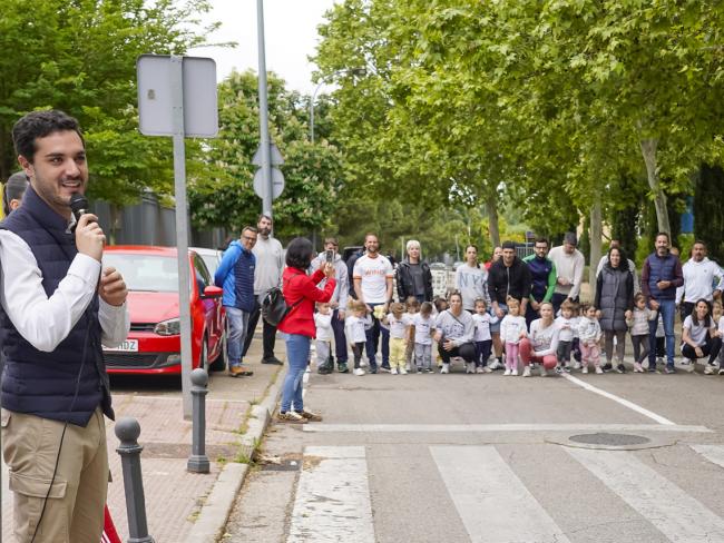 El alcalde, Alejandro Navarro en la III Carrera Solidaria por el “Día de la Familia”, organizada por la Escuela Pública Infantil El Gato con Botas 
