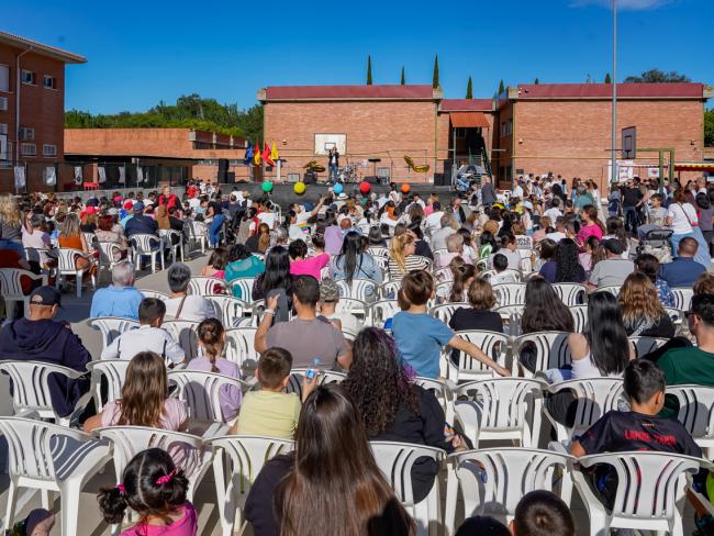 El alcalde, Alejandro Navarro, dirigiendo unas palabras a los alumnos del CEIP Miguel de cervantes en la celebración de su 50 Aniversario