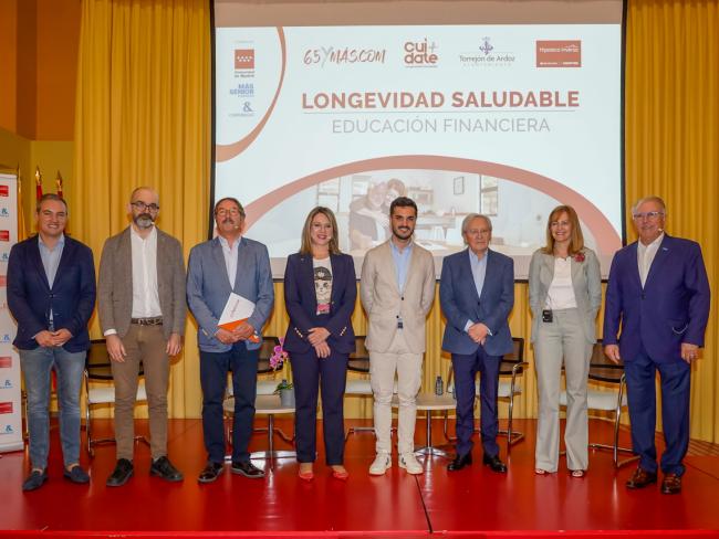 El alcalde, Alejandro Navarro, la concejala de Mayores, Ana Verónica González, y el edil de Educación, Bienestar e Inmigración, Rubén Martínez, junto a Fernando Ónega 