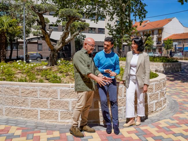 El alcalde, Alejandro Navarro, el concejal de Obras, Limpieza Urbana, Administración y Contratación, Valeriano Díaz, y la edil de Medio Ambiente, Esperanza Fernández, en la presentación de la reforma del Parque Libertad