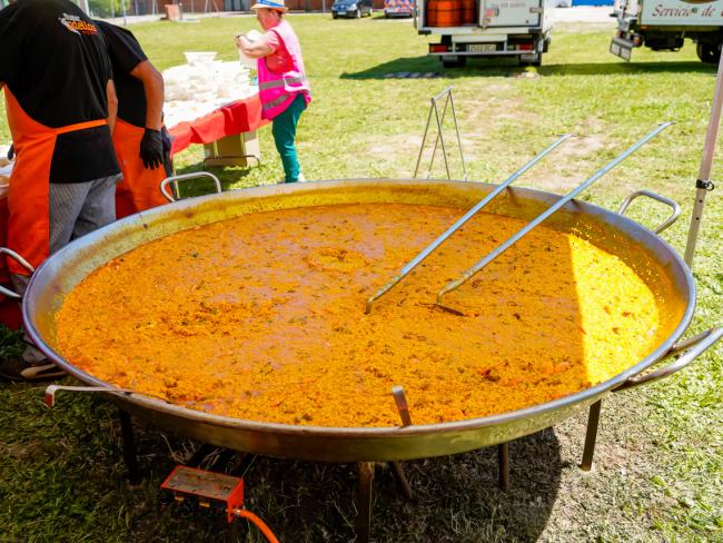Una de las actividades más populares entre los mayores: el tradicional reparto gratuito de paella