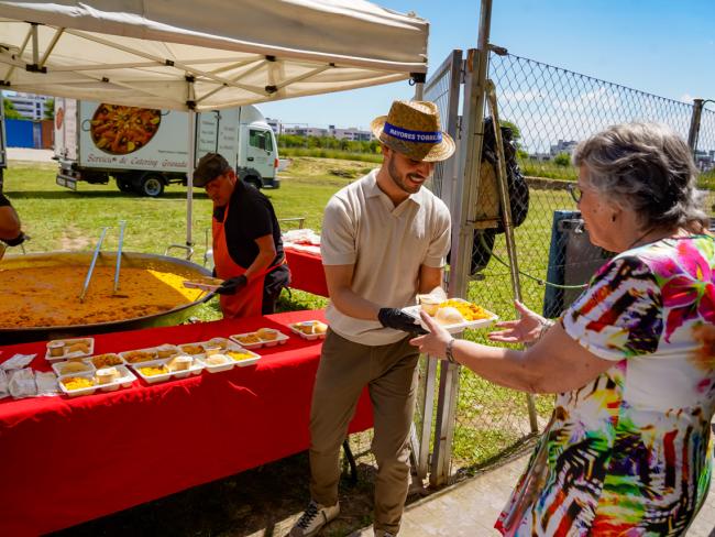 El alcalde, Alejandro Navarro repartiendo paella a los mayores