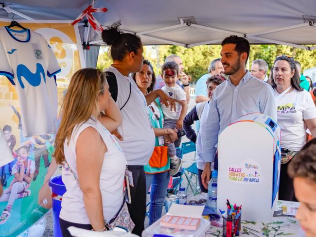 El alcalde saludando a los participantes de una nueva jornada del movimiento europeo “Streets for Kids”