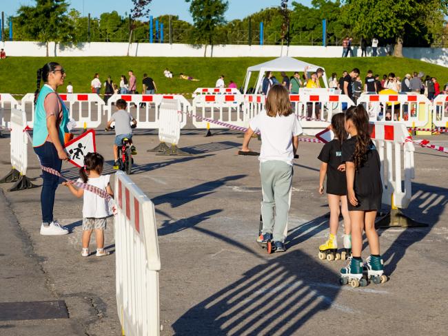 La iniciativa contó con juegos, talleres, música, deporte, cuentacuentos, pintacaras, exhibiciones, baile y mucha diversión para reivindicar calles seguras para la infancia