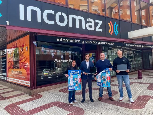 El alcalde, Alejandro Navarro Prieto, presentando esta iniciativa en favor del comercio local en INCOMAZ, situado en el Centro Comercial El Círculo, junto a los representantes del establecimiento, Alfredo Zaragoza y Silvia Zaragoza y un empleado