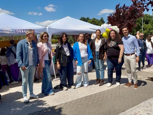 El alcalde, Alejandro Navarro, el concejal de Bienestar, Educación e Inmigración, Rubén Martínez, la edil de Igualdad y Festejos, María Eugenia Gil y la concejala de Mayores, Ana Verónica González con representantes de la Asociación Diverses