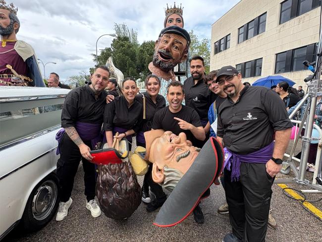 El presentador de “La familia de la tele”, Aitor Albizua, con los miembros de la comparsa