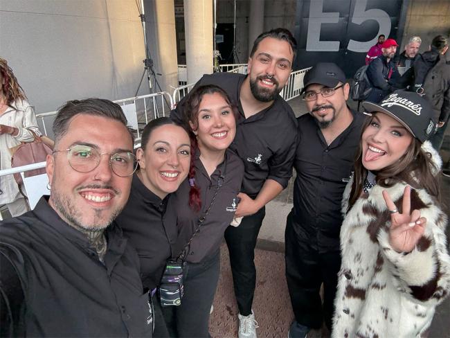 La presentadora de “La familia de la tele”, Inés Hernand, con los miembros de la comparsa