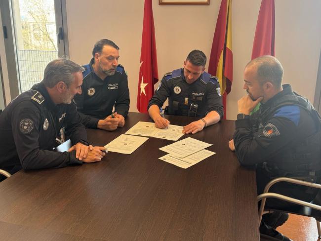 El oficial de la Unidad Canina de Torrejón de Ardoz, firmando su nombramiento