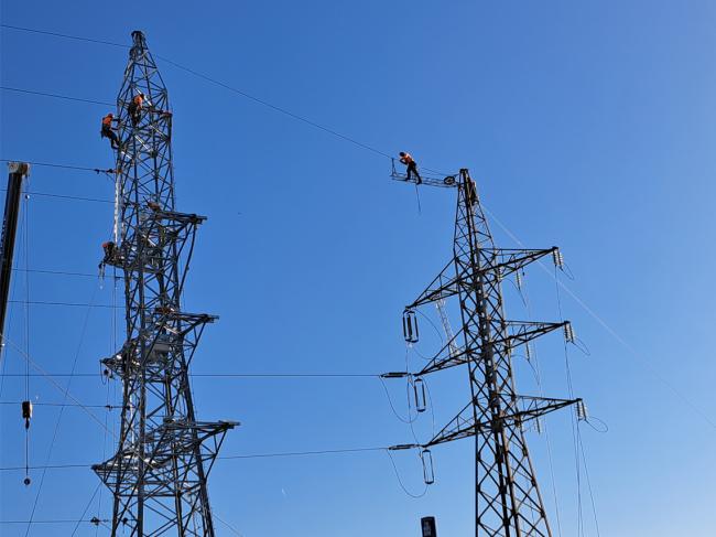 Primeros trabajos del desmontaje de las torres de alta tensión
