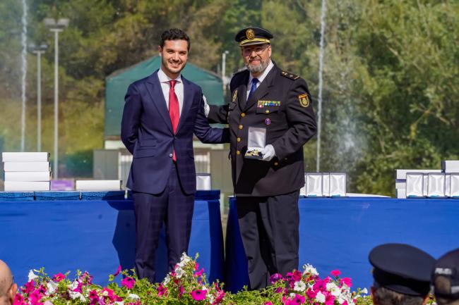 Cruz al mérito profesional distintivo blanco - Apolinar Prado Gonzalez Inspector Jefe de Policía Nacional 