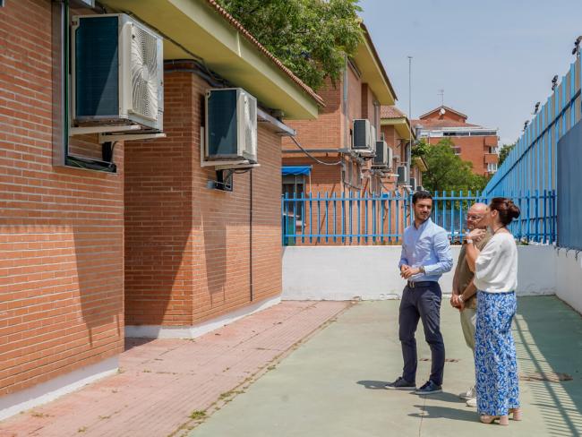 El alcalde ha comprobado de primera mano la instalación de los aparatos de climatización