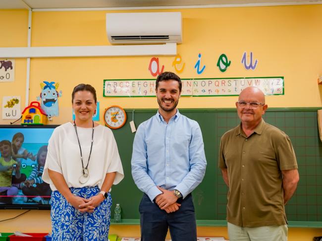 El alcalde, Alejandro Navarro Prieto, y el concejal de Limpieza Urbana, Administración y Contratación, Valeriano Díaz, han supervisado el resultado de la instalación del aire acondicionado en el Colegio público Uno de Mayo, acompañados por la directora del centro, Cristina Pascual