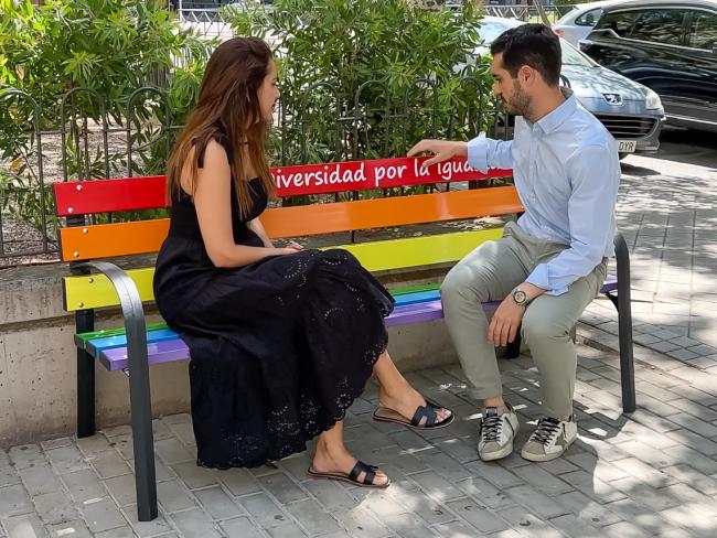 El alcalde, Alejandro Navarro, y la concejala de Igualdad y Festejos, María Eugenia Gil, en el banco multicolor con el lema “Diversidad por la Igualdad” 