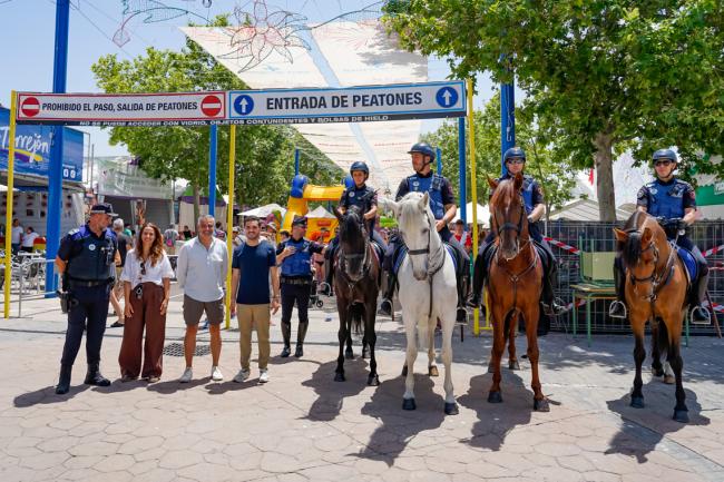 El alcalde, Alejandro Navarro Prieto, el concejal de Seguridad, Alberto Cantalejo, y la concejala de Igualdad y Festejos, Maria Eugenia Gil, con el escuadrón de policía a caballo