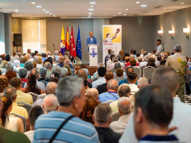 Numerosos aficionados estuvieron en la presentación de la Feria Taurina 2025 de Torrejón de Ardoz