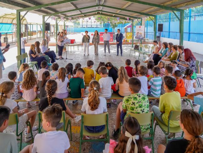 Un momento del acto de entrega celebrado en el CEIP Ramón Carande