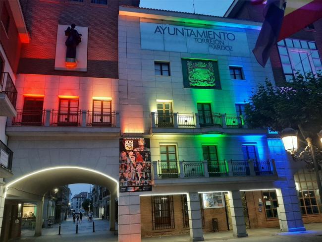   Fachada del Ayuntamiento de Torrejón de Ardoz iluminada con los colores de la bandera arcoíris