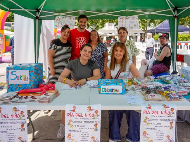 El alcalde con componentes de GRUTEAR en el stand divulgativo
