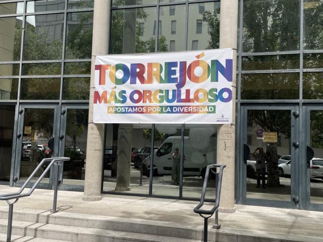 Lona en la fachada del Centro Polivalente Abogados de Atocha