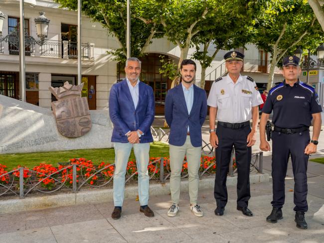 El alcalde, Alejandro Navarro Prieto, el comisario jefe de la Comisaría de Torrejón del Cuerpo Nacional de Policía, Juan Ignacio Parreño, el comisario principal de la Policía Local de Torrejón, Miguel Parra y el concejal de Seguridad, Alberto Cantalejo