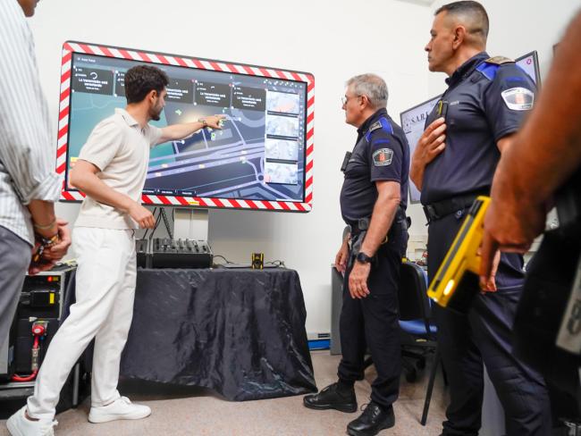 El alcalde, Alejandro Navarro Prieto, supervisa los nuevos sistemas tecnológicos
