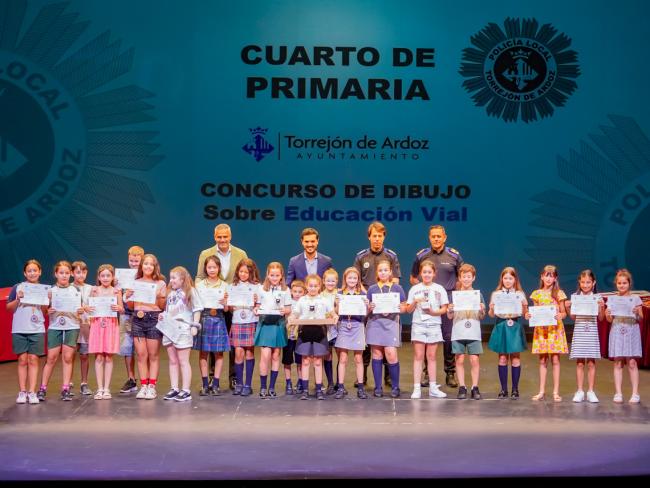 El alcalde, Alejandro Navarro y el concejal de Seguridad, Alberto Cantalejo con los alumnos premiados de 4º de Primaria