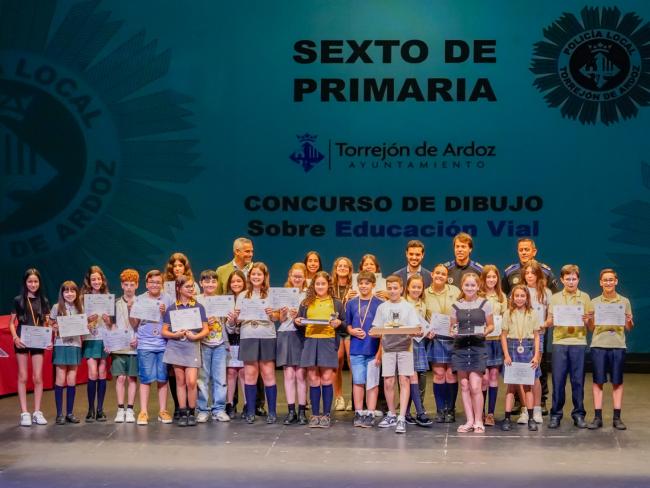 El alcalde, Alejandro Navarro y el concejal de Seguridad, Alberto Cantalejo con los alumnos premiados de 6º de Primaria