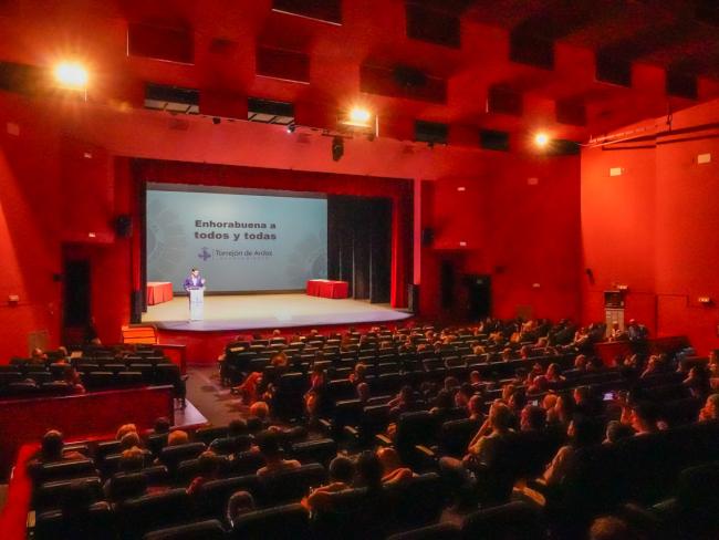 El alcalde, Alejandro Navarro, felicitando a todos los premiados