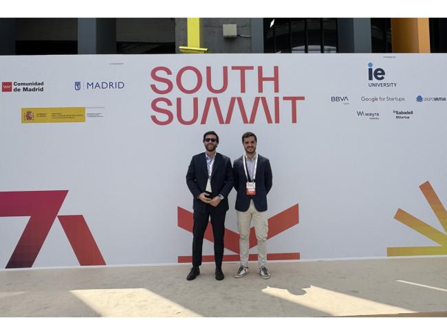 El alcalde, Alejandro Navarro, con Alberto Hernández, jefe del departamento de Nuevas Tecnologías del Ayuntamiento de Torrejón de Ardoz