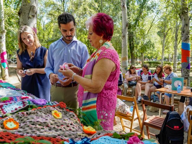 El alcalde, Alejandro Navarro Prieto, y la concejala de Mayores y Voluntariado, Ana Verónica González, en el acto celebrado con motivo del Día Internacional de Tejer en Público