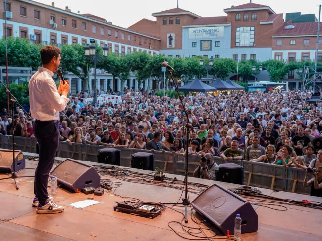 El alcalde dirigiéndose al numeroso público