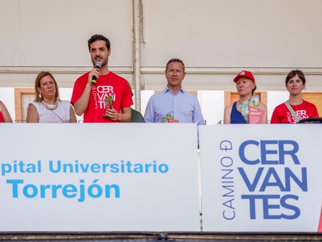 El alcalde se dirigió a los caminantes en la Plaza Mayor