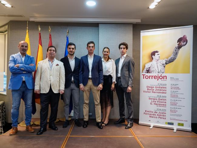 El alcalde, Alejandro Navarro, la concejala de Igualdad y Festejos, Maria Eugenia Gil, el empresario adjudicatario de la plaza, José María Garzón, los diestros, Víctor Hernández y Fernando Adrián, junto al presentador del evento José Mª Vivas