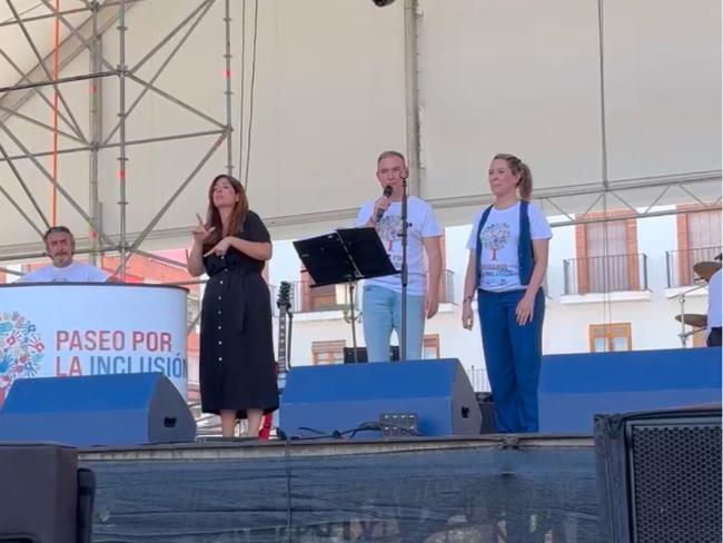 El concejal de Educación, Bienestar e Inmigración, Rubén Martínez, y la concejala de Mayores y Voluntariado, Ana Verónica González, participaron en el X Paseo por la Inclusión Social
