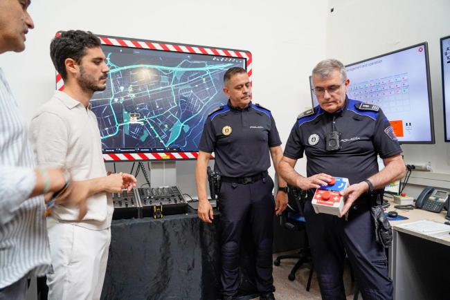 El alcalde, Alejandro Navarro Prieto, supervisa los nuevos sistemas tecnológicos
