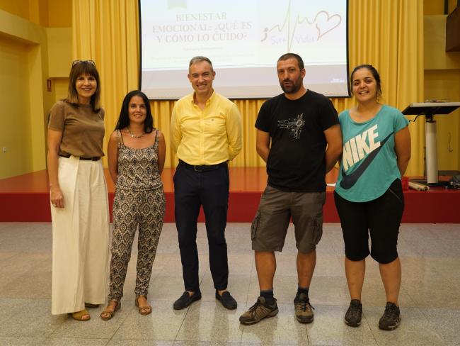 Rubén Martínez, concejal de Bienestar, Educación e Inmigración, en el centro de la imagen, junto a técnicos que han participado en la jornada formativa