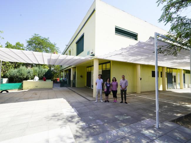 En la Escuela Infantil La Cañada se han instalado nuevos toldos para que los niños puedan jugar en el patio a la sombra