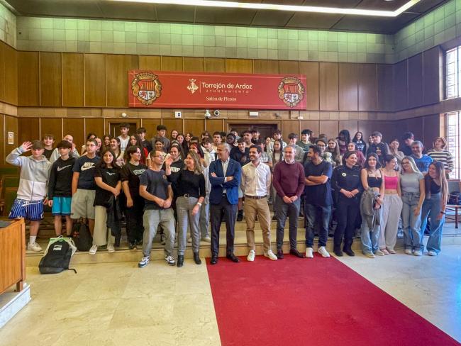 El alcalde, Alejandro Navarro Prieto, el concejal de Seguridad, Alberto Cantalejo, y el edil de Educación, Bienestar e Inmigración, Rubén Martínez, con los alumnos mediadores de esta edición que acaba de finalizar