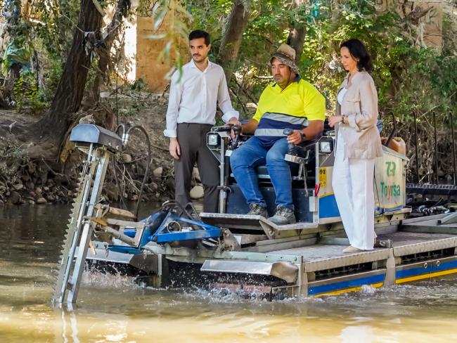El alcalde, Alejandro Navarro Prieto, y la concejala de Medio Ambiente, Esperanza Fernández de Mesa, visitando la zona fluvial donde está trabajando el barco anfibio