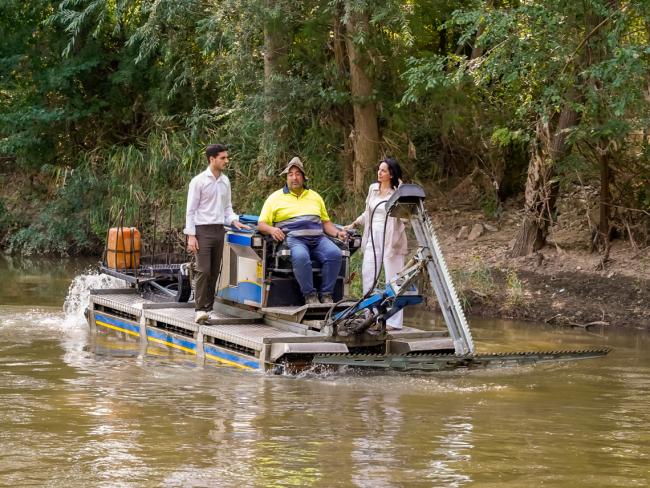El alcalde, Alejandro Navarro Prieto, y la concejala de Medio Ambiente, Esperanza Fernández de Mesa, visitando la zona fluvial donde está trabajando el barco anfibio